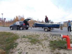 Boot wird aus dem Wasser gezogen und abtransportiert