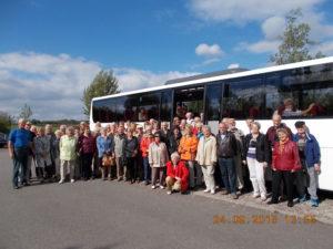 Unser Vorsitzender, Herr Reinhard Hirsch, begleitet eine 66-köpfige Reisegruppe zum Aussichtspunkt in Mücheln/Stöbnitz