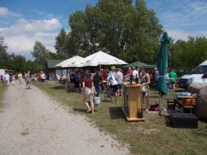 Festplatz und Freisitze bei schönem Wetter gut besucht.