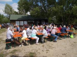 Festplatz und Freisitze bei schönem Wetter gut besucht.