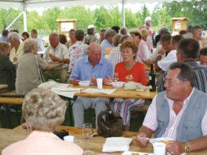 Im Festzelt war Platz zum Speisen und zum gemütlichen Plausch.