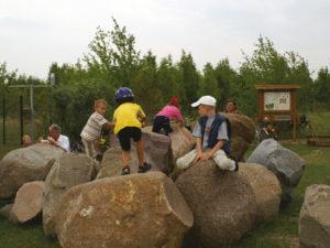 Die Jüngsten entdeckten die Findlinge als Spielplatz.